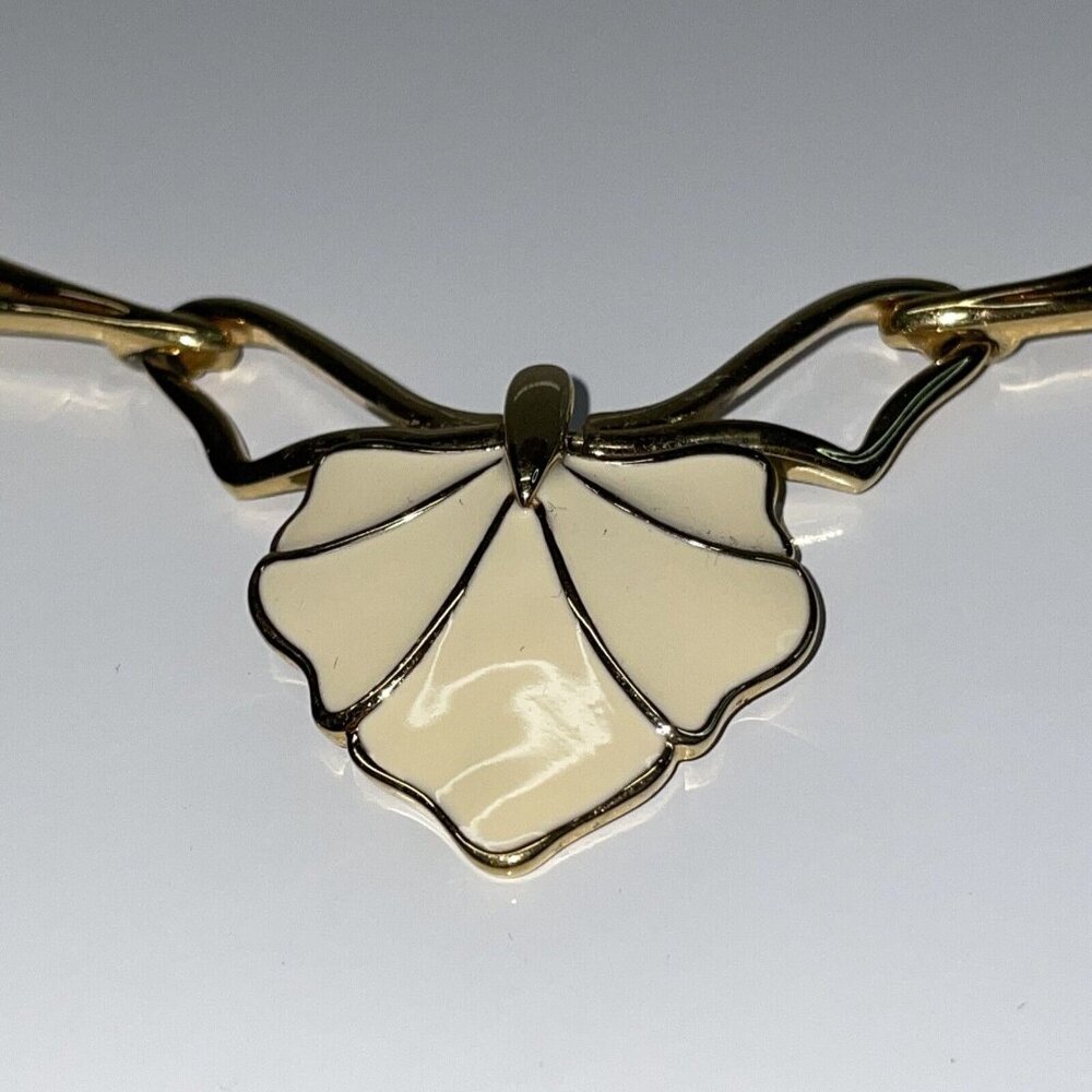 Vintage Monet White Enamel Shell Pendant Choker‎ on Elegant Goldtone Chain N2 - Picture 4 of 12